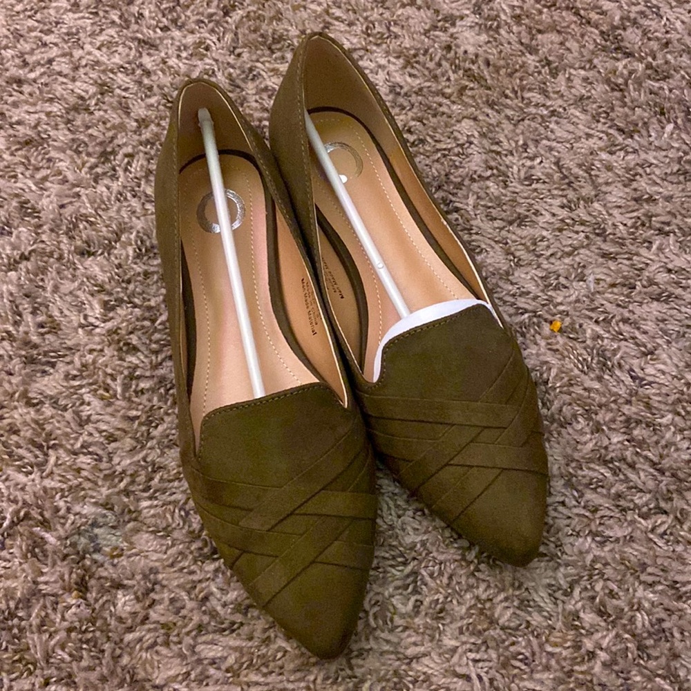 Journee collection olive green flats